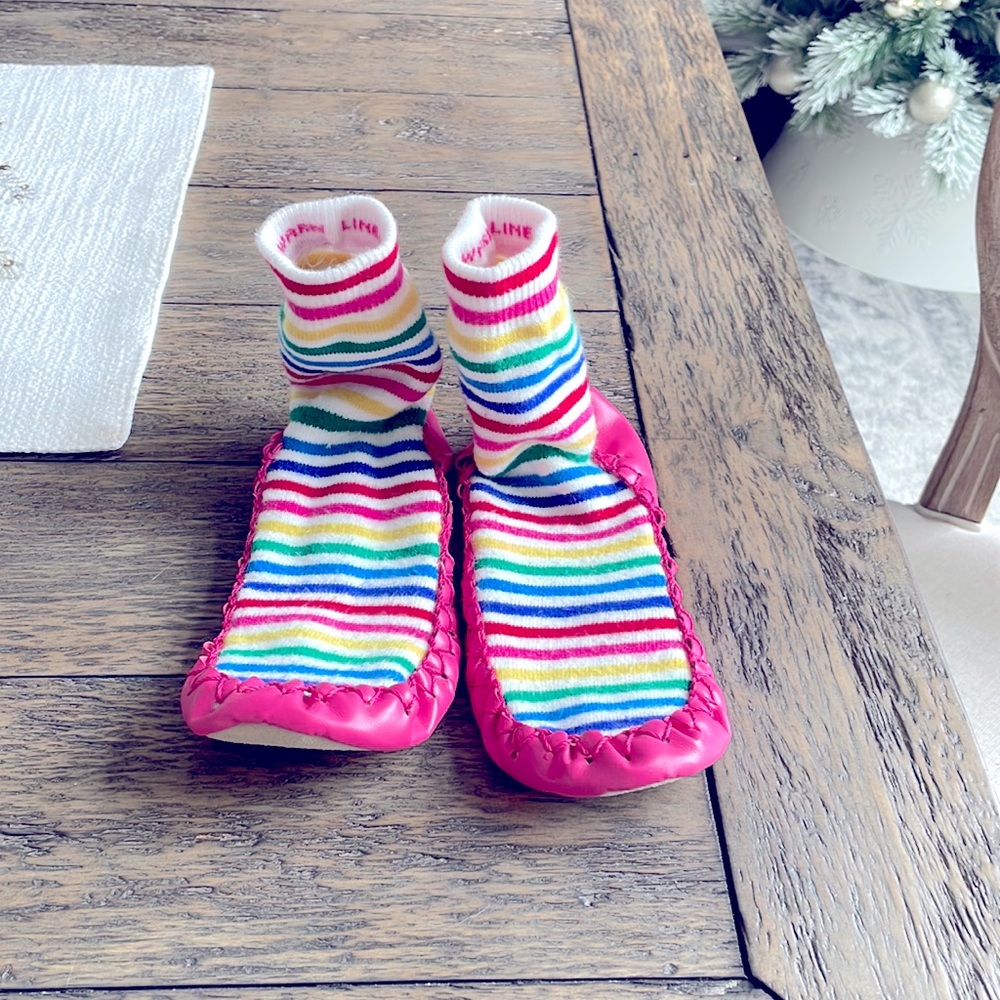 Hanna Andersson Girls Moccasin Slipper Sock Size 1-3 Y, rainbow stripe color